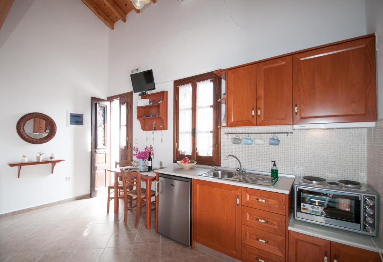 Luca'S Houses Chalki Town Ngoại thất bức ảnh