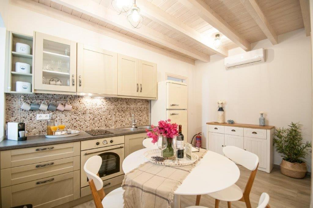 Luca'S Houses Chalki Town Ngoại thất bức ảnh