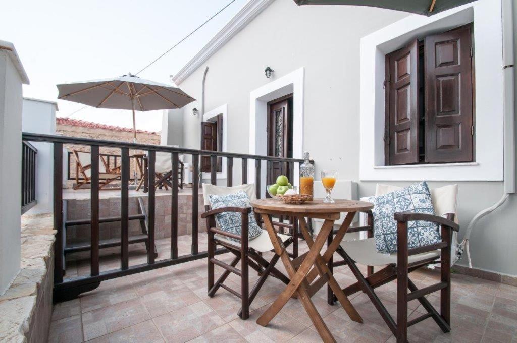 Luca'S Houses Chalki Town Ngoại thất bức ảnh